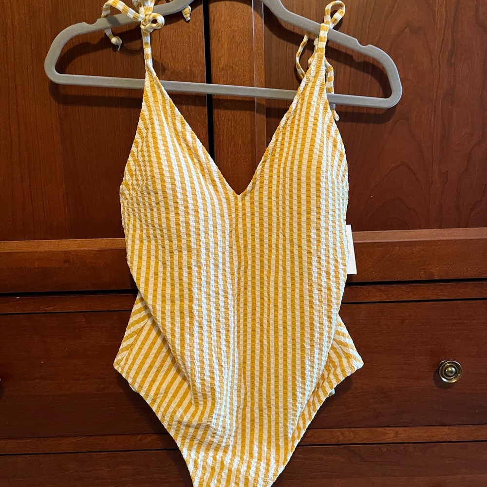 Jessica Simpson swimsuit NWT sz medium